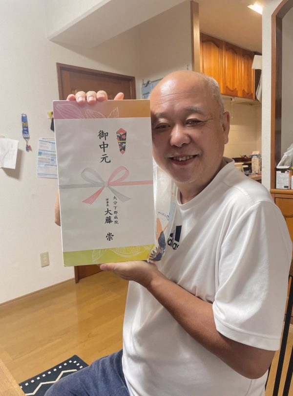 デザートを持つ社長 デザートを持つ社長